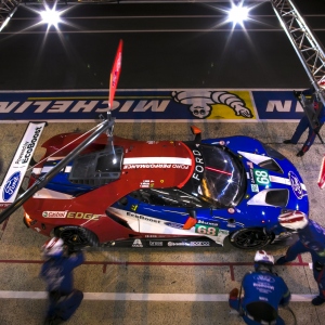 Regarder la vidéo The Number 68 Ford Chip Ganassi Racing GT comes in for a pit stop during the Le Mans 24 Hour race in France