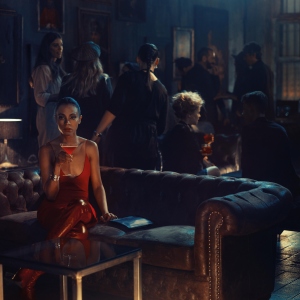 Regarder la vidéo Zoe Saldana playing Mia Parc with a Shaken Campari cocktail