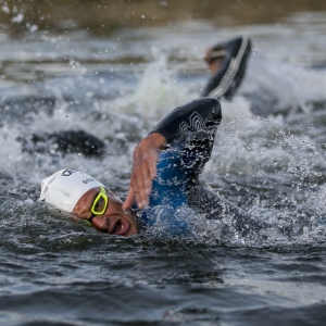Regarder la vidéo Athletes swim in the Main-Donau-Kanal during the DATEV Challenge