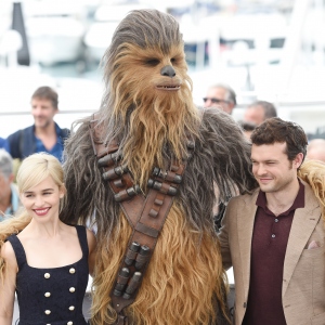 Regarder la vidéo Emilia Clarke, Chewbacca and Alden Ehrenreich attend the Solo: A Star Wars Story