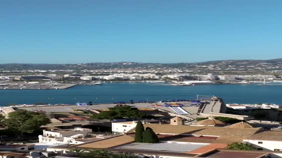 L'équipe suédoise "Blue Bulls" remporte la course à obstacles inaugurale Red Bull Ibiza Royale